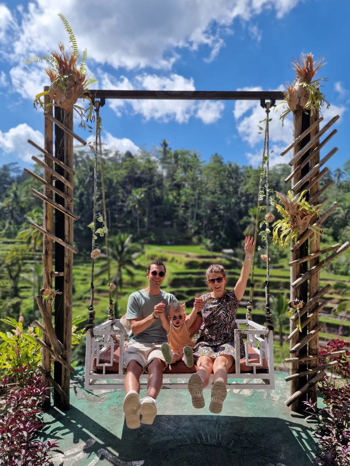 Sebastiaan met zijn gezin op de rijstvelden in Bali