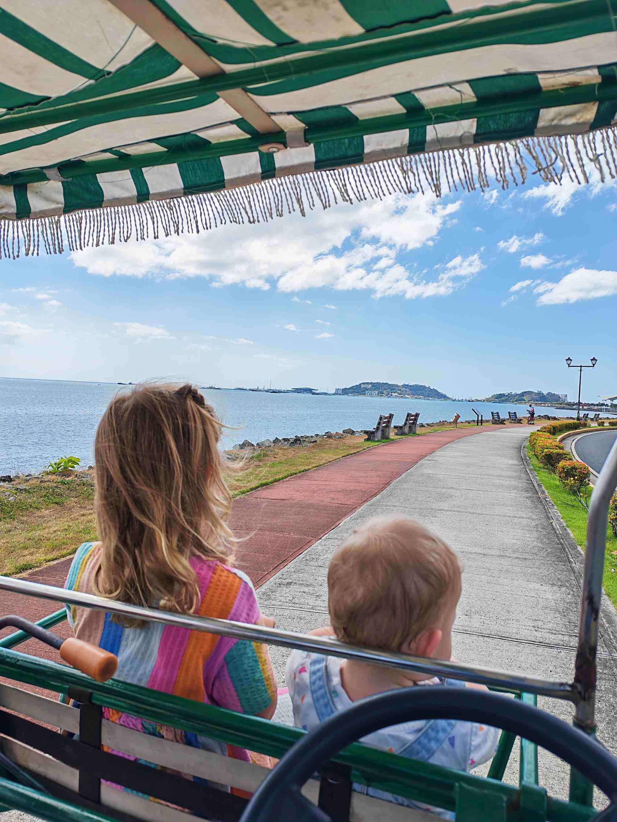 Op de familiefiets op de Amador Causeway in Panama City