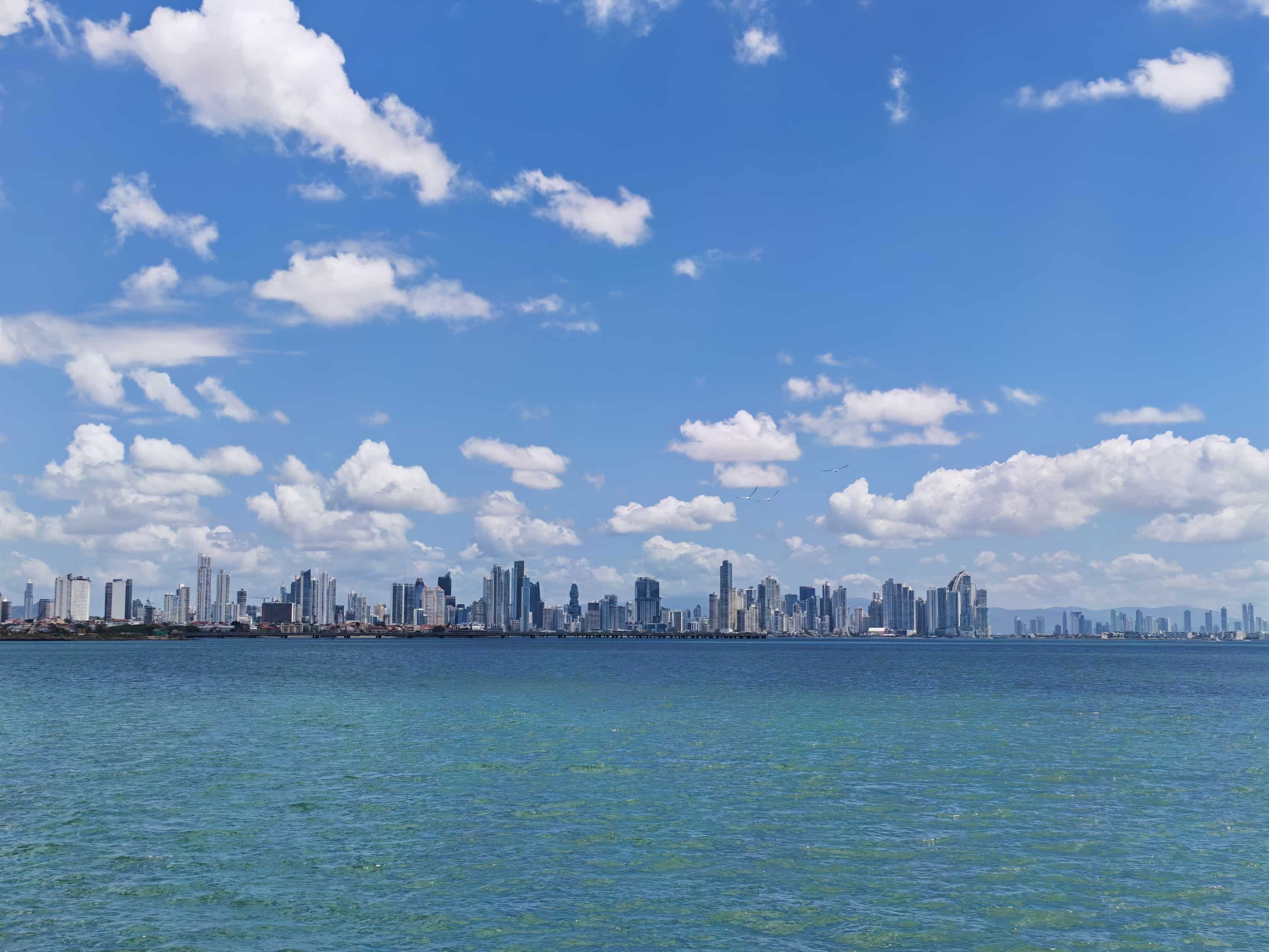 De skyline van Panama City met moderne wolkenkrabbers