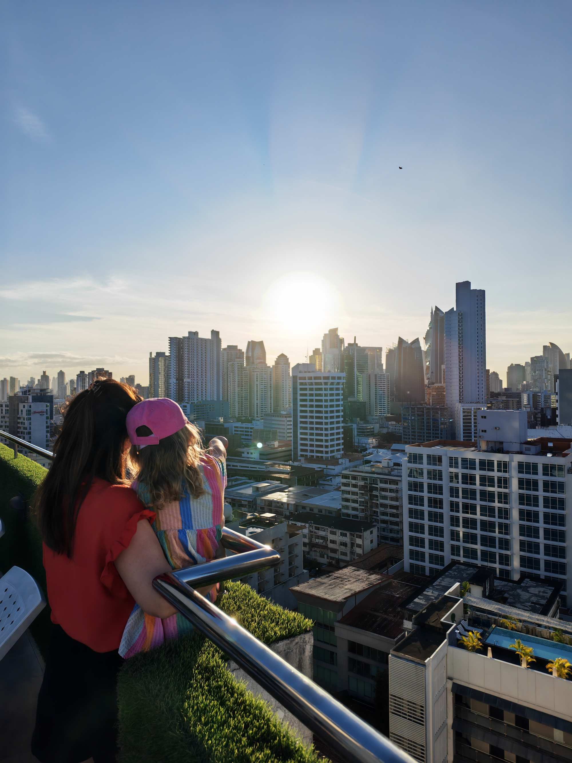 Sophie met de skyline van Panama City op de achtergrond
